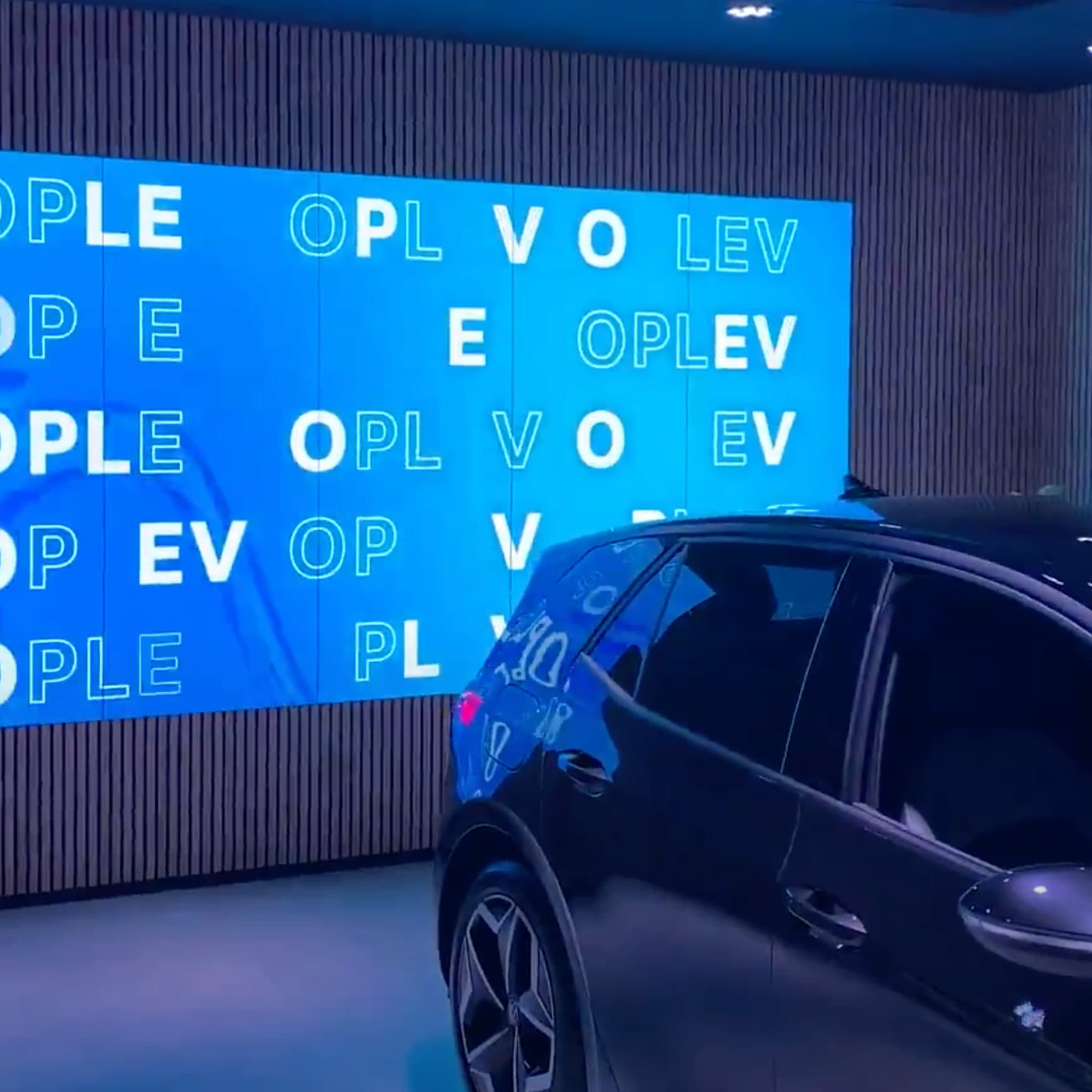Showrooms af Volkswagen City Studio, blå Volkswagen baggrund med en bil foran